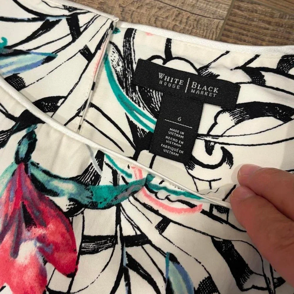 White House Black Market white blouse black floral fitted sz 6